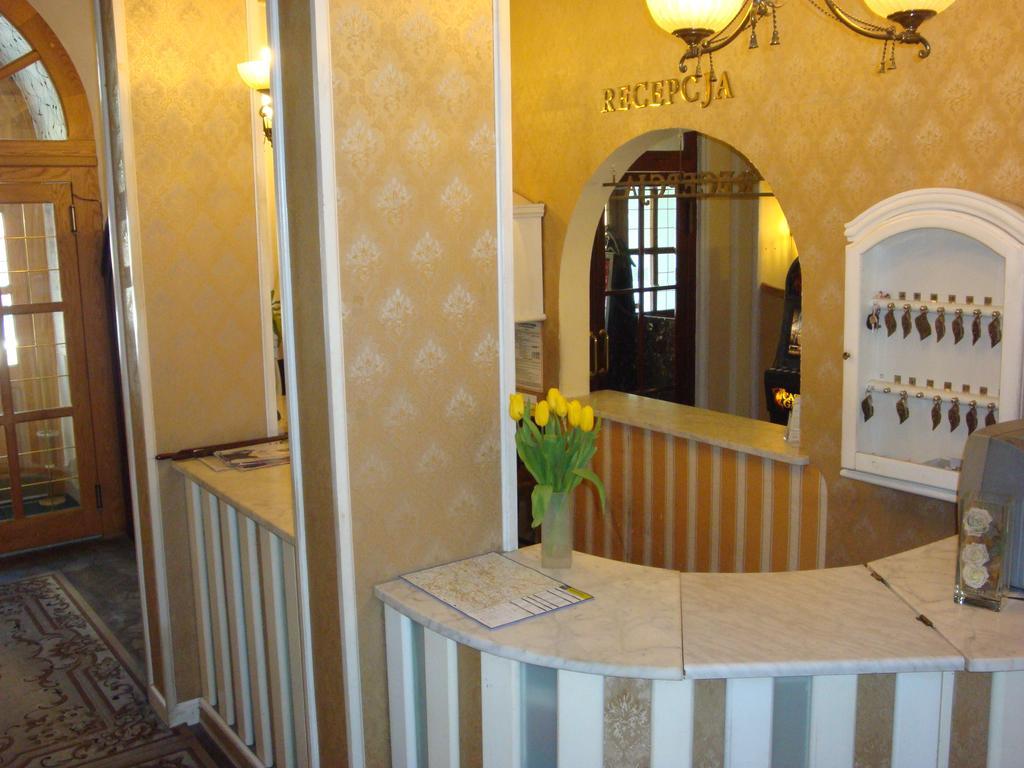 Hotel Bristol ทาร์นูฟ ภายนอก รูปภาพ