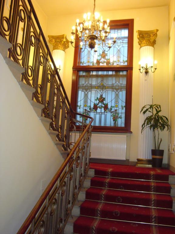 Hotel Bristol ทาร์นูฟ ภายนอก รูปภาพ