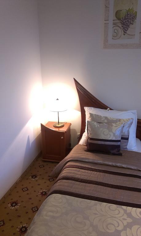 Hotel Bristol ทาร์นูฟ ห้อง รูปภาพ