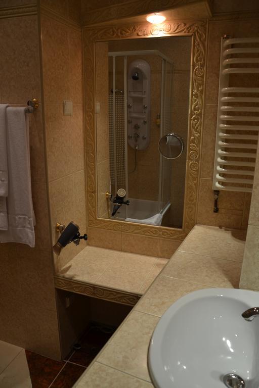 Hotel Bristol ทาร์นูฟ ห้อง รูปภาพ