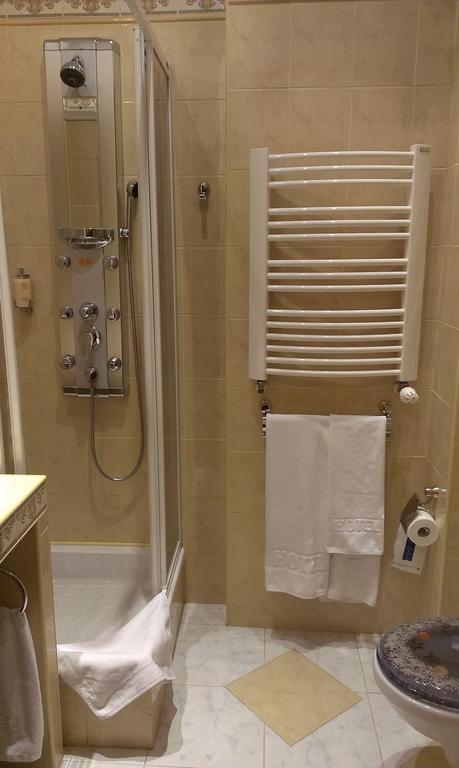 Hotel Bristol ทาร์นูฟ ภายนอก รูปภาพ