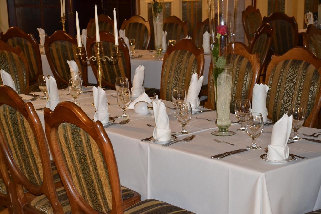 Hotel Bristol ทาร์นูฟ ภายนอก รูปภาพ