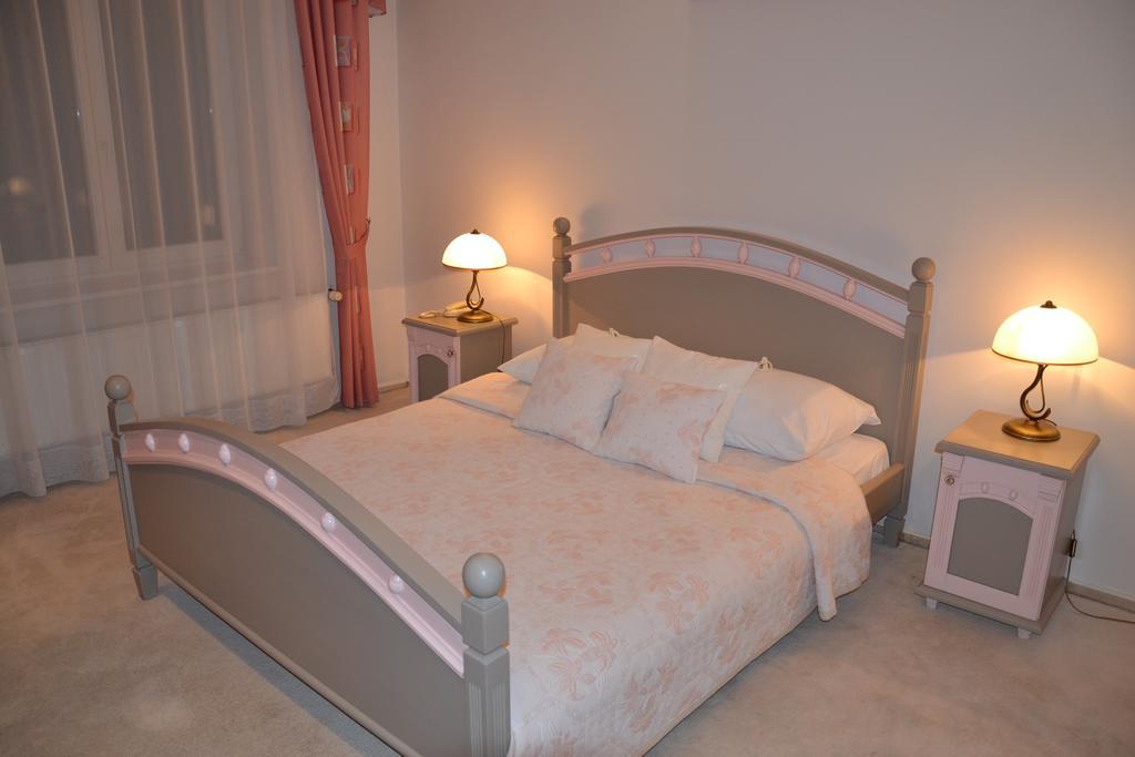 Hotel Bristol ทาร์นูฟ ภายนอก รูปภาพ