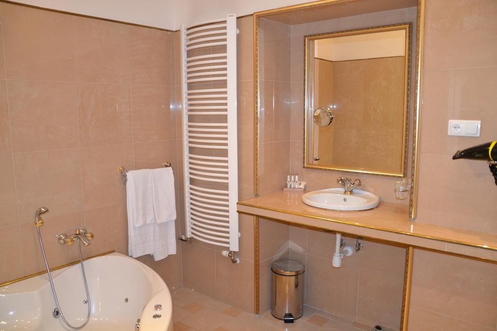 Hotel Bristol ทาร์นูฟ ภายนอก รูปภาพ