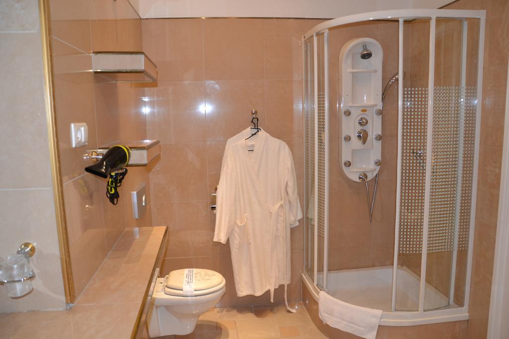 Hotel Bristol ทาร์นูฟ ภายนอก รูปภาพ