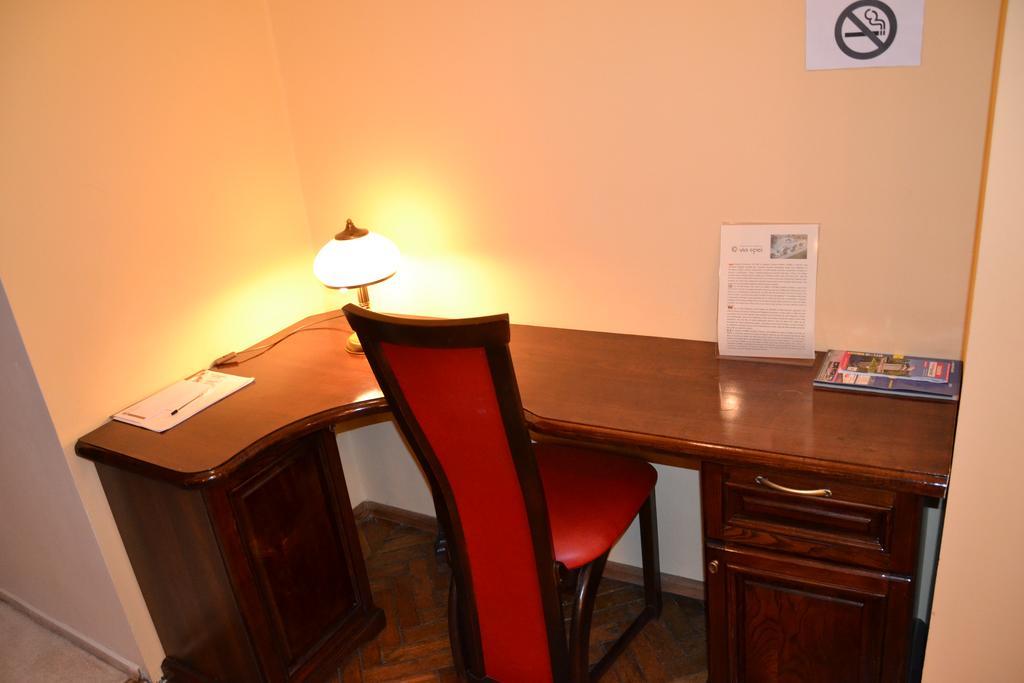 Hotel Bristol ทาร์นูฟ ภายนอก รูปภาพ