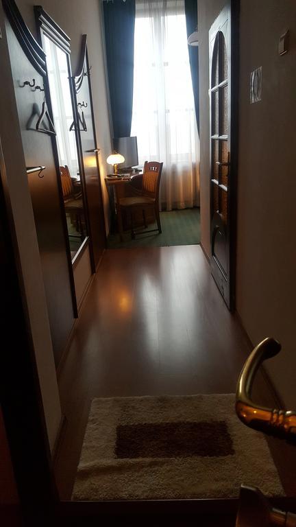 Hotel Bristol ทาร์นูฟ ภายนอก รูปภาพ
