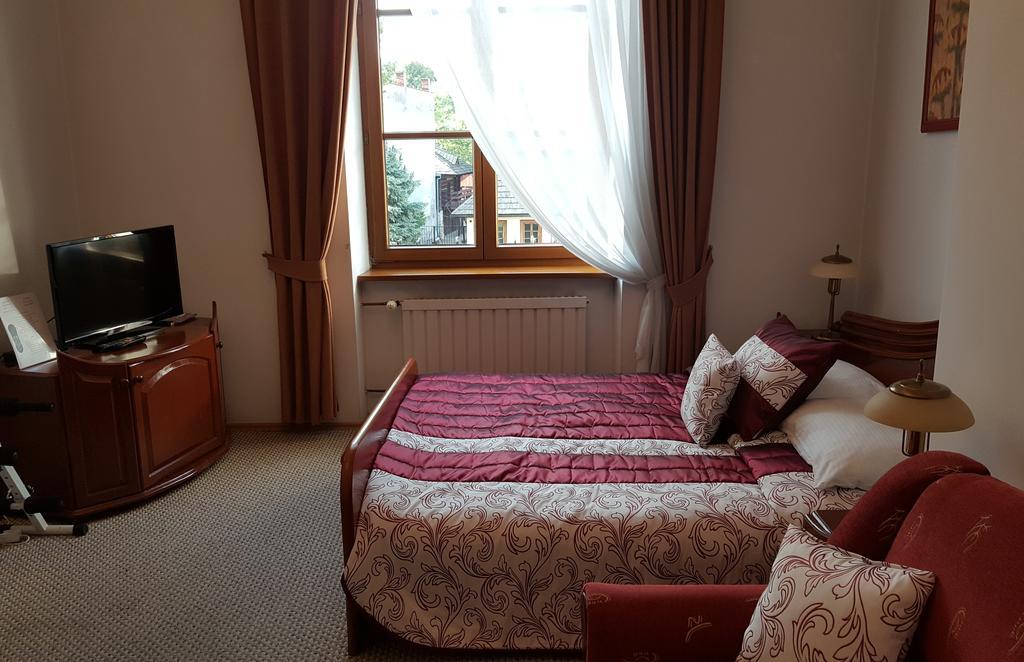 Hotel Bristol ทาร์นูฟ ภายนอก รูปภาพ