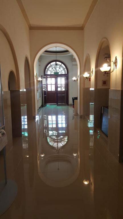 Hotel Bristol ทาร์นูฟ ภายนอก รูปภาพ