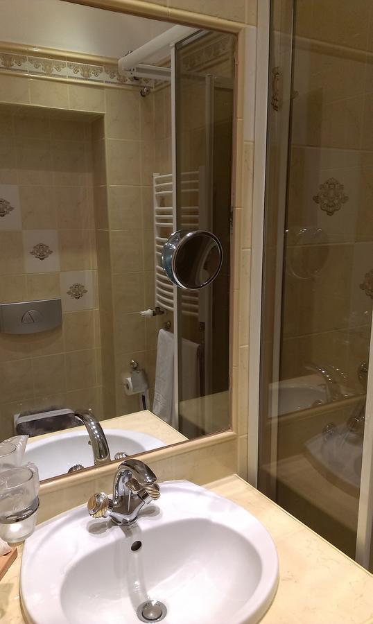 Hotel Bristol ทาร์นูฟ ภายนอก รูปภาพ