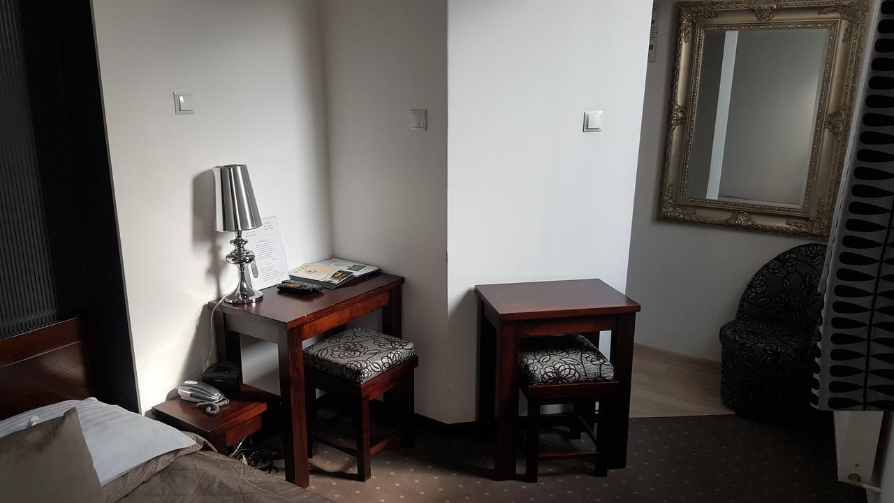 Hotel Bristol ทาร์นูฟ ภายนอก รูปภาพ