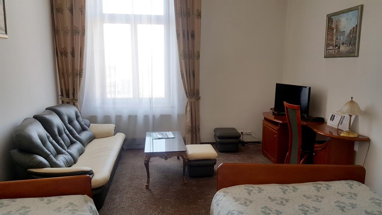 Hotel Bristol ทาร์นูฟ ภายนอก รูปภาพ