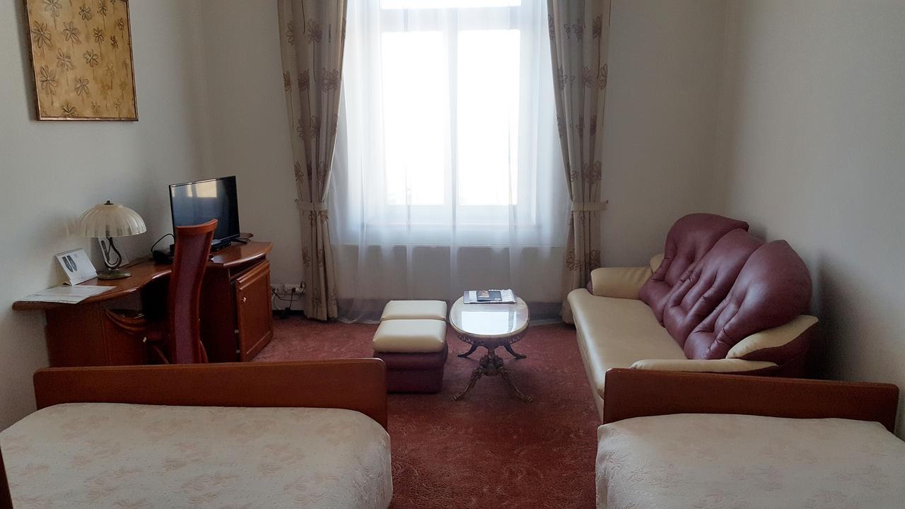 Hotel Bristol ทาร์นูฟ ภายนอก รูปภาพ