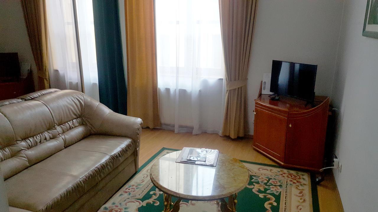 Hotel Bristol ทาร์นูฟ ภายนอก รูปภาพ