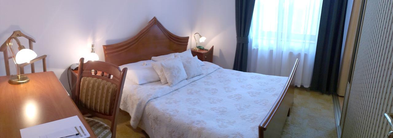 Hotel Bristol ทาร์นูฟ ภายนอก รูปภาพ