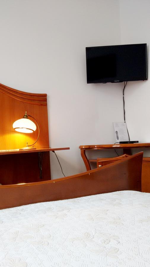 Hotel Bristol ทาร์นูฟ ภายนอก รูปภาพ