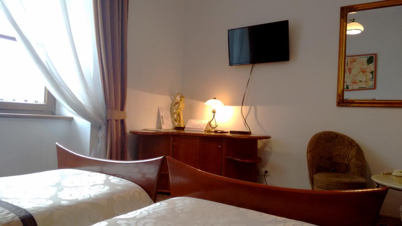 Hotel Bristol ทาร์นูฟ ภายนอก รูปภาพ